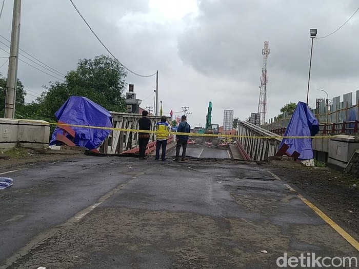 Kondisi Jembatan Rembun A, di jalur Pantura Kabupaten Pekalongan yang ambles dan putus kemarin, Jumat (5/2/2021).