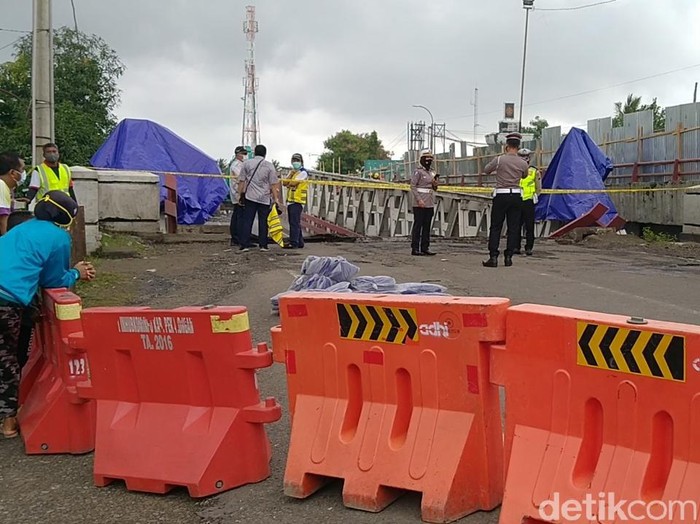 Kondisi Jembatan Rembun A, di jalur Pantura Kabupaten Pekalongan yang ambles dan putus kemarin, Jumat (5/2/2021).