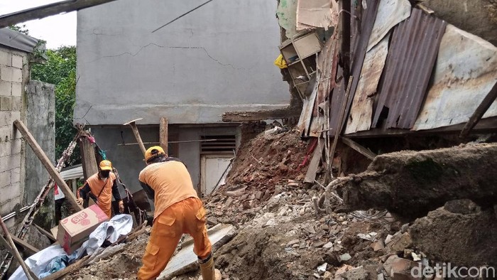 Kondisi rumah di Pejaten Timur Jaksel yang rusak akibat longsor