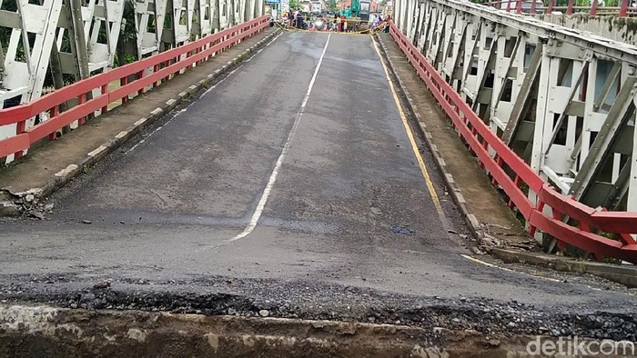 Jembatan jalur Pantura di Rembun, Kabupaten Pekalongan, Jateng, ambles pada Kamis (4/2) malam. Kendaraan roda 4 untuk sementara dialihkan masuk jalur tol atau jalur alternatif.