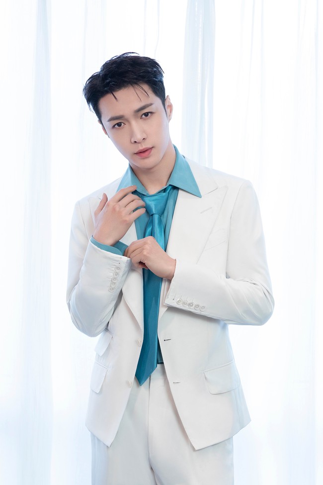 Di urutan ke-32, ada Lay EXO yang diakui sebagai pria tertampan dan masuk dalam hall of fame TC Candler. Personel EXO asal Cina ini wara-wiri di televisi sebelum debut. Dia kemudian menjajal dunia akting dengan membintangi film dan drama Cina. Foto: (dok. SM Entertainment)