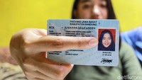 Meski sudah mengunggah video yang menunjukkan KTP, masih banyak warganet yang menganggap itu sebuah rekayasa atau diedit. Ia mencoba menunjukkan kartu keluarganya.