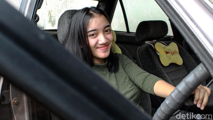Lebih Dekat dengan Pemilik Nama Damai Kami Sepanjang Hari Gadis asal Kabupaten Bandung ini mendadak jadi perbincangan warganet. Sebab nama aslinya cukup unik yakni, Damai Kami Sepanjang Hari.