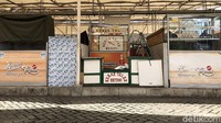 Para pedagang yang kebanyakan menjual aneka makanan ini harus rela pergi, sebab bahan makanan yang diolah tidak bertahan lama apalagi dengan wisatawan yang sepi.