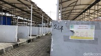 Kios-kios yang dulu ramai kini menjadi sepi. 