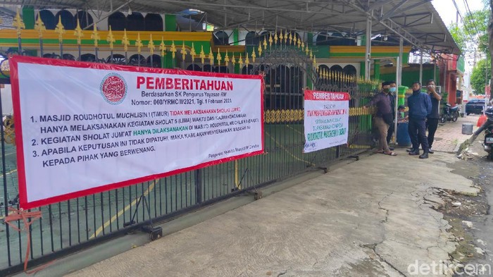 Pintu pagar Masjid Rhoudatul Muchlisin Timur di Lingkungan Condro, Kelurahan Kaliwates, Kecamatan Kaliwates digembok petugas keamanan masjid sebelum salat Jumat. Warga tidak bisa salat Jumat di masjid itu dan mencari tempat lain.