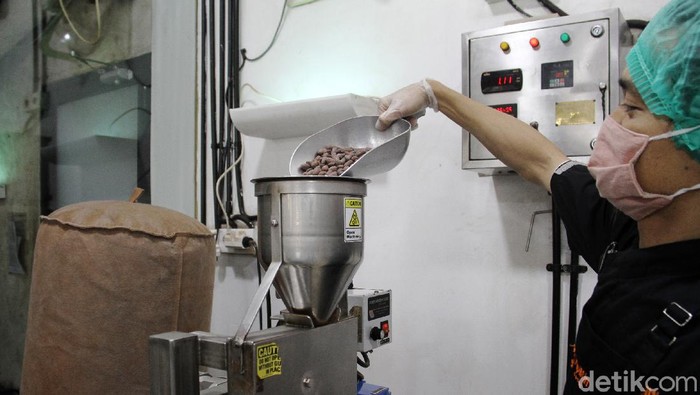 Mengintip Pabrik Pembuatan Coklat di Jakarta Seorang pekerja membungkus coklat yang sudah jadi di pabrik pembuatan coklat Pipiltin Cocoa di Jalan Barito, Jakarta Selatan, Jumat (5/2)). Pabrik coklat ini merupakan satu-satunya di Jakarta yang menjual beraneka ragam rasa coklat asli dari bahan baku coklat dari tanah Indonesia