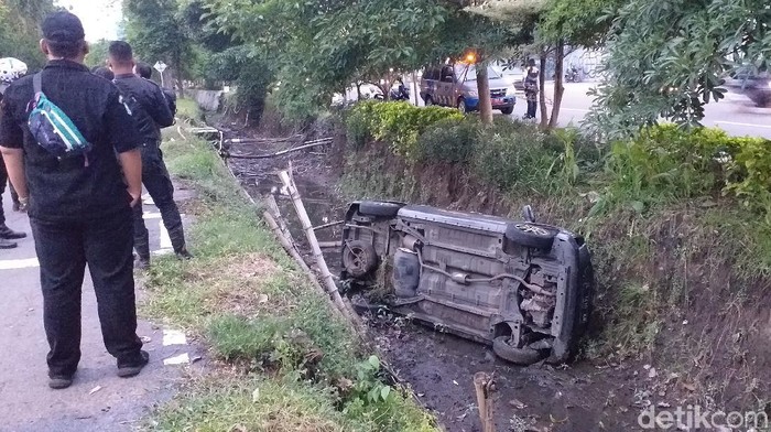 mobil tercebur sungai