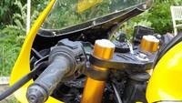 Buat kaki-kakinya masih standar semua. Dan untuk mengejar riding style, stang diturunin sedikit 3-4 cm, jadi memang agak nongol ke atas suspensinya, kata Yus. Foto: Insan Motor