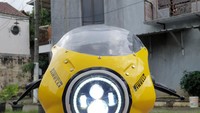 Detail lainnya, lampu belakang menggunakan aksesoris, lampu depannya pakai day maker 7 inch. Lampu sein depan dan hazard menyatu dan akan diberi tambahan lampu sein. Kemudian di belakang nanti juga akan diberi lampu sein, tapi modelnya terpisah dan saat ini belum dipasang. Foto: Insan Motor
