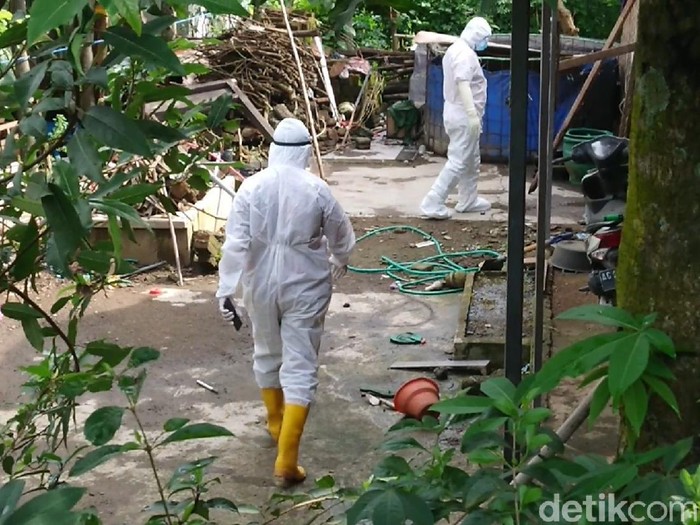 Pasien COVID-19 di Tulungagung menolak dijemput Satgas COVID-19 untuk dikarantina di rusunawa. Pria itu justru kabur ke bukit yang ada di sekitar rumahnya.