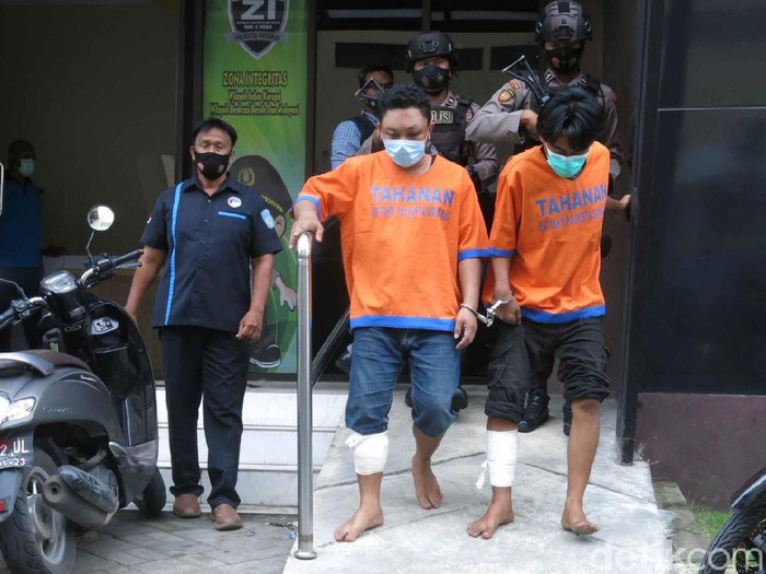 Polisi Sidoarjo menangkap dua pengedar sabu dan pil koplo. Karena melawan saat ditangkap, dua pengedar itu dihadiahi timah panas di kaki sebelah kiri.