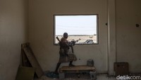 Pertempuran di negara itu bermula pada 2014 antara militer Yaman yang lemah dan gerakan pemberontak Houthi. Eskalasi konflik meningkat setahun kemudian, ketika Arab Saudi dan delapan negara Arab lainnya - didukung oleh AS, Inggris dan Prancis - memulai serangan udara terhadap kelompok Houthi.