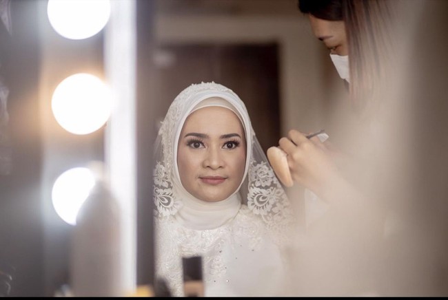Riasan wajah yang juga simpel dengan nuansa warna lembut mempercantik wajah Ikke Nurjanah. Makeup merupakan kreasi penata rias Wiwiid. Foto: Instagram/@ikkenurjanah0518, @zoie.pictures