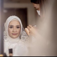 Riasan wajah yang juga simpel dengan nuansa warna lembut mempercantik wajah Ikke Nurjanah. Makeup merupakan kreasi penata rias Wiwiid. Foto: Instagram/@ikkenurjanah0518, @zoie.pictures