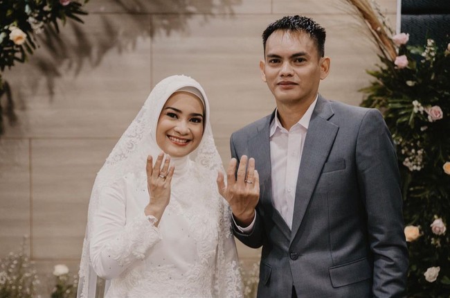 Sementara mempelai pria Karlie Fu tampil gagah memakai setelan jas abu-abu dipadu kemeja putih. Foto: Instagram/@ikkenurjanah0518, @zoie.pictures