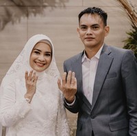 Sementara mempelai pria Karlie Fu tampil gagah memakai setelan jas abu-abu dipadu kemeja putih. Foto: Instagram/@ikkenurjanah0518, @zoie.pictures