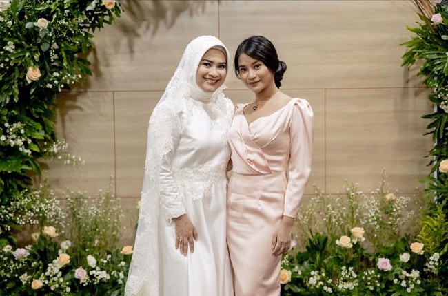 Pernikahan tampak digelar sederhana dengan hanya dihadiri orang dekat dan keluarga, termasuk anak Ikke Nurjanah dari pernikahan sebelumnya, Siti Adira Kinaya. Foto: Instagram/@ikkenurjanah0518, @zoie.pictures