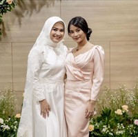 Pernikahan tampak digelar sederhana dengan hanya dihadiri orang dekat dan keluarga, termasuk anak Ikke Nurjanah dari pernikahan sebelumnya, Siti Adira Kinaya. Foto: Instagram/@ikkenurjanah0518, @zoie.pictures