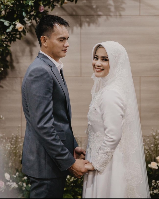 Ikke Nurjanah menikahi pria bernama Karlie Fu. Hal itu diketahui dari unggahan sang pedangdut di Instagram, Jumat (5/2/2021). Foto: Instagram/@ikkenurjanah0518, @zoie.pictures