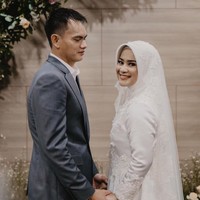 Ikke Nurjanah menikahi pria bernama Karlie Fu. Hal itu diketahui dari unggahan sang pedangdut di Instagram, Jumat (5/2/2021). Foto: Instagram/@ikkenurjanah0518, @zoie.pictures