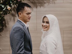 8 Gaya Ikke Nurjanah Nikah Lagi Setelah 14 Tahun Menjanda, Cantik Bersahaja