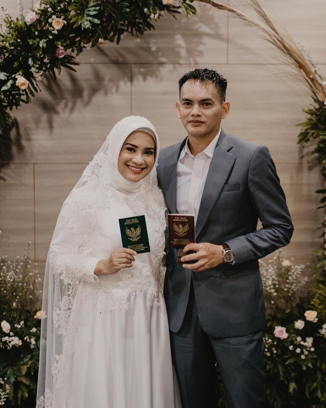 Ini merupakan pernikahan yang kedua bagi Ikke Nurjanah. Pernikahan sebelumnya dengan Aldi Bragi, kandas pada 2007 setelah sembilan tahun bersama membina rumah tangga. Foto: Instagram