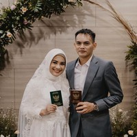 Ini merupakan pernikahan yang kedua bagi Ikke Nurjanah. Pernikahan sebelumnya dengan Aldi Bragi, kandas pada 2007 setelah sembilan tahun bersama membina rumah tangga. Foto: Instagram