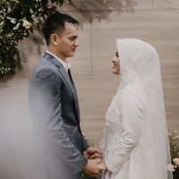 Gaun dilengkapi hijab dengan model sederhana dan veil panjang. Tampak simpel namun tak mengurangi kesan mewah. Foto: Instagram/@ikkenurjanah0518, @zoie.pictures