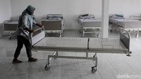 Petugas menyiapkan ranjang untuk pasien ibu hamil positif COVID-19.