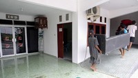Sejumlah perkerja mempersiapkan sarana dan prasarana untuk rumah sakit khusus ibu hamil positif Corona.