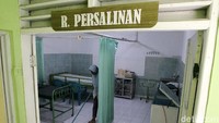 Petugas membersihkan ruangan yang akan digunakan sebagai rumah sakit khusus ibu hamil positif COVID-19 di Klinik Permata Bhakti, Moyudan, Sleman, Yogyakarta, Jumat (5/2/2021).