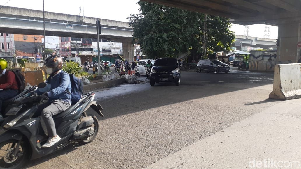Pertigaan Jl KH Noer Ali-Jl Caman Raya, Bekasi, semula rusak kini sudah selesai diperbaiki, 5 Februari 2021. (Afzal NI/detikcom)