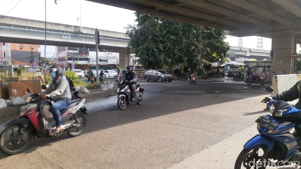 Pertigaan Jl KH Noer Ali-Jl Caman Raya, Bekasi, semula rusak kini sudah selesai diperbaiki, 5 Februari 2021. (Afzal NI/detikcom)