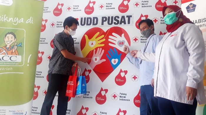 PMI Dapat Donor Plasma Astra International Tbk menyerahkan Bantuan Donor Plasma Konvalesen kepada Palang Merah Indonesia
di Jakarta Kamis (5/2/2021).