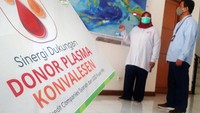Kepala unit usaha syariah  ACC Wisnu Wardhana (kiri)menyerahkan secara simbolis bantuan donor plasma kepada Kepala Unit Donor Darah PMI Ria Syafitri (kanan) di Jakarta Kamis (5/2). Istimewa