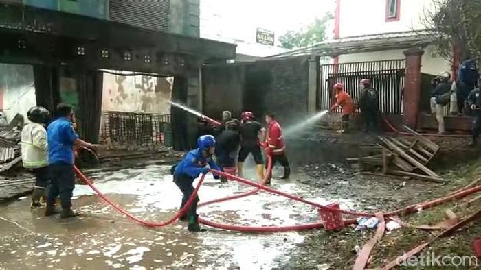 Polisi Cianjur usut dugaan penimbunan BBM ilegal di gudang yang terbakar