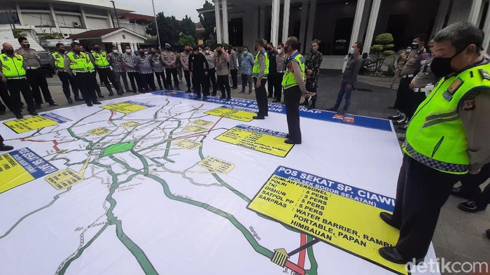 Polisi mendirikan pos sekat dalam penerapan ganjil genap di Bogor