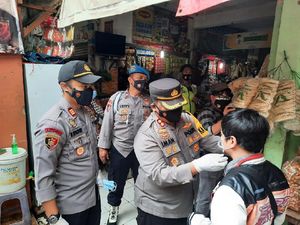 Polisi-TNI di Sebar 2.000 Masker ke Pedagang Pasar Kelapa Dua Tangerang