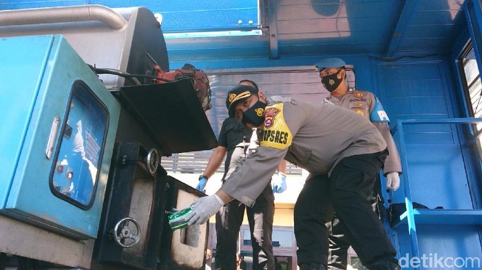 Polres Cilegon Musnahkan Sabu 13,8 Kg Senilai 13 Miliar Polres Cilegon memusnahkan sabu seberat 13,8 kilogram. Pemusnahan dilakukan setelah memperoleh kekuatan sita dari Kejaksaan Negeri Cilegon.