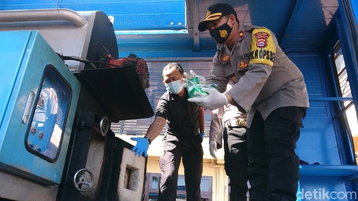 Polres Cilegon musnahkan sabu seberat 13,8 kg atau senilai Rp 13 miliar (M Iqbal/detikcom)