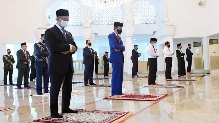Presiden Jokowi dan PM Malaysia Muhyiddin Yassin salat Jumat di Masjid Baiturrahim Istana (Foto: Muchlis Jr - Biro Pers Sekretariat Presiden)