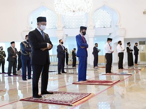 Momen Jokowi dan PM Malaysia Salat Jumat di Masjid Baiturrahim Istana