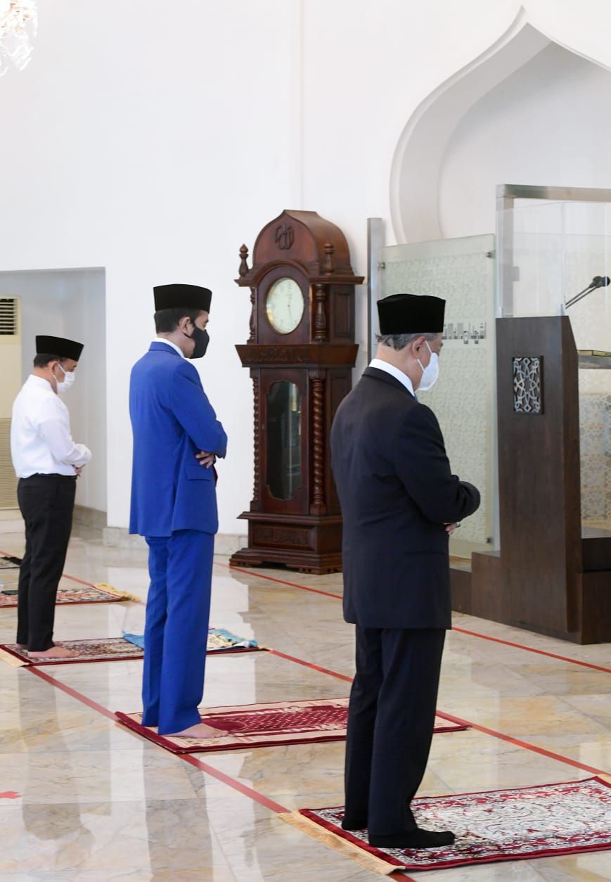 Presiden Jokowi dan PM Malaysia Muhyiddin Yassin salat Jumat di Masjid Baiturrahim Istana (Foto: Muchlis Jr - Biro Pers Sekretariat Presiden)
