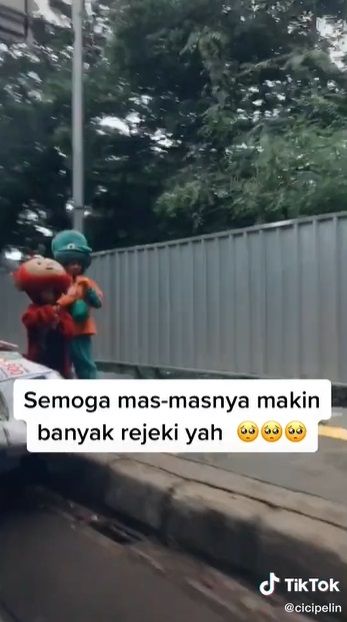 pria traktir badut minuman boba