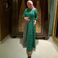 Sy gak pernah pake produk apapun, dan sy gak pernah buka kelas atau bikin semacam work shop apapun yg berkaitan dengan penurunan bb. Sy gak mau didikte , jadi sy pun gk mungkin dikte org . Sbg gambaran aja baju sy dulu size XXL , skrg size M, tulis Melly Goeslaw di Instagram. (Foto: Instagram/@melly_goeslaw)