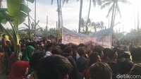 Selain tua-muda, mereka juga turut serta membawa anak-anaknya demi bisa menonton turnamen voli antar kampung (tarkam) tersebut.