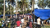 Penonton yang datang memenuhi lapangan pun mengabaikan protokol kesehatan (prokes) di saat lonjakan kasus COVID-19 di Pandeglang masih tinggi.