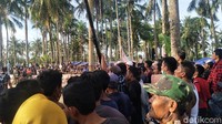 Kerumunan massa pun tak bisa dihindarkan. Seratusan penonton yang datang ini berbondong-bondong memenuhi pinggir lapangan untuk mendukung jagoan kampungnya yang berlaga. Sementara terlihat tak ada upaya sama sekali dari panitia untuk mencegah kerumunan massa tersebut. Akibatnya, warga saling berdesakan meski menggunakan masker.