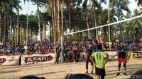 Pantauan detikcom di lokasi Jumat (5/2/2021) sekira pukul 16.30 WIB, seratusan orang dari berbagai wilayah di ujung Selatan Pandeglang ini memadati lapangan pertandingan.